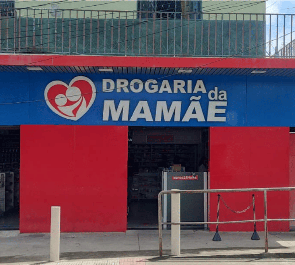 Farmacêutica atendendo cliente com atenção e cuidado