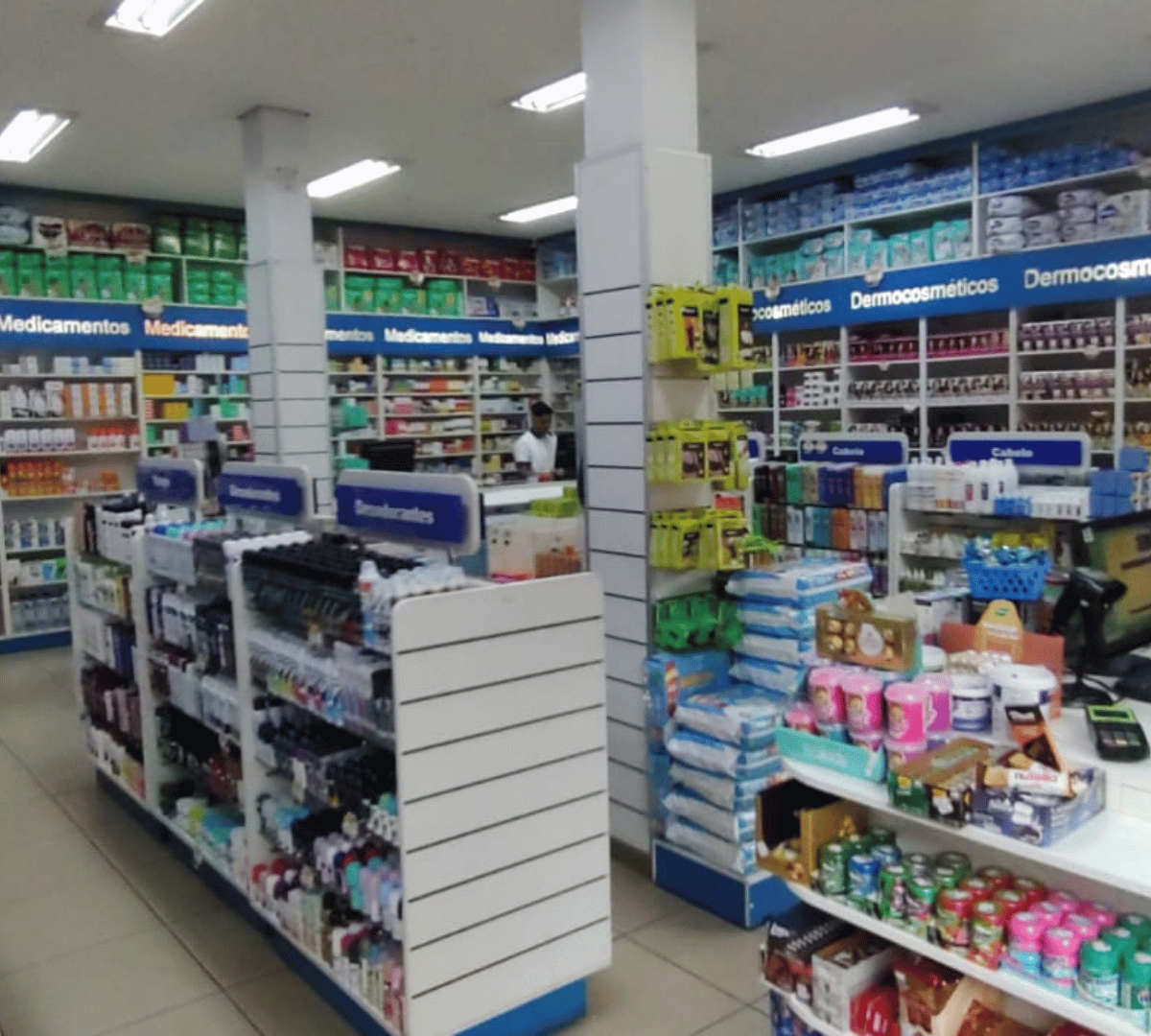 Corredor com ampla variedade de produtos de saúde e bem-estar