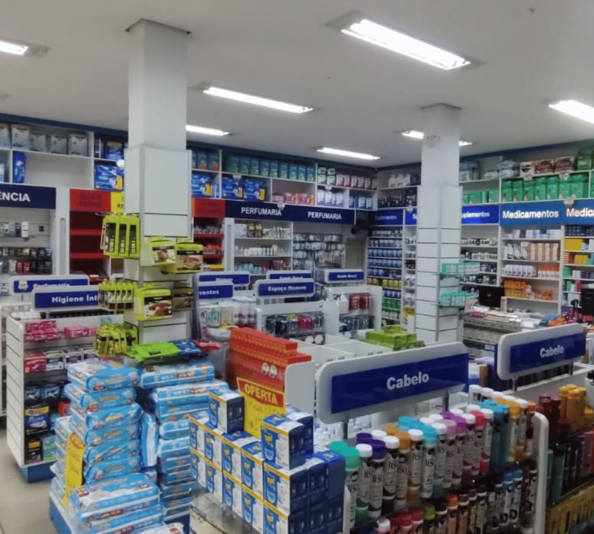 Interior espaçoso e organizado da Drogaria da Mamãe